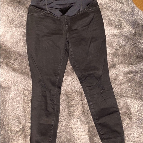 ❤️DISTRESSED MATERNITY JEANS❤️ - Picture 1 of 4